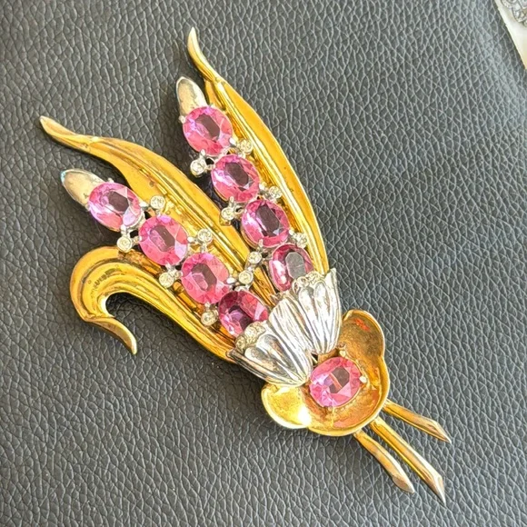 Large Vintage Statement Leaf Brooch w Pink Stones - Picture 1 of 2